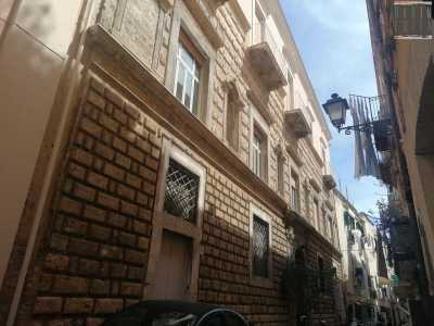 E cos� l�intero fabbricato una volta sgombrato � stato messo in vendita. L�edificio potrebbe ora essere trasformato in un hotel o un b&b. Del resto potrebbe far gola a molti, considerando che � esteso su quattro piani per un totale di 1740 metri quadri
